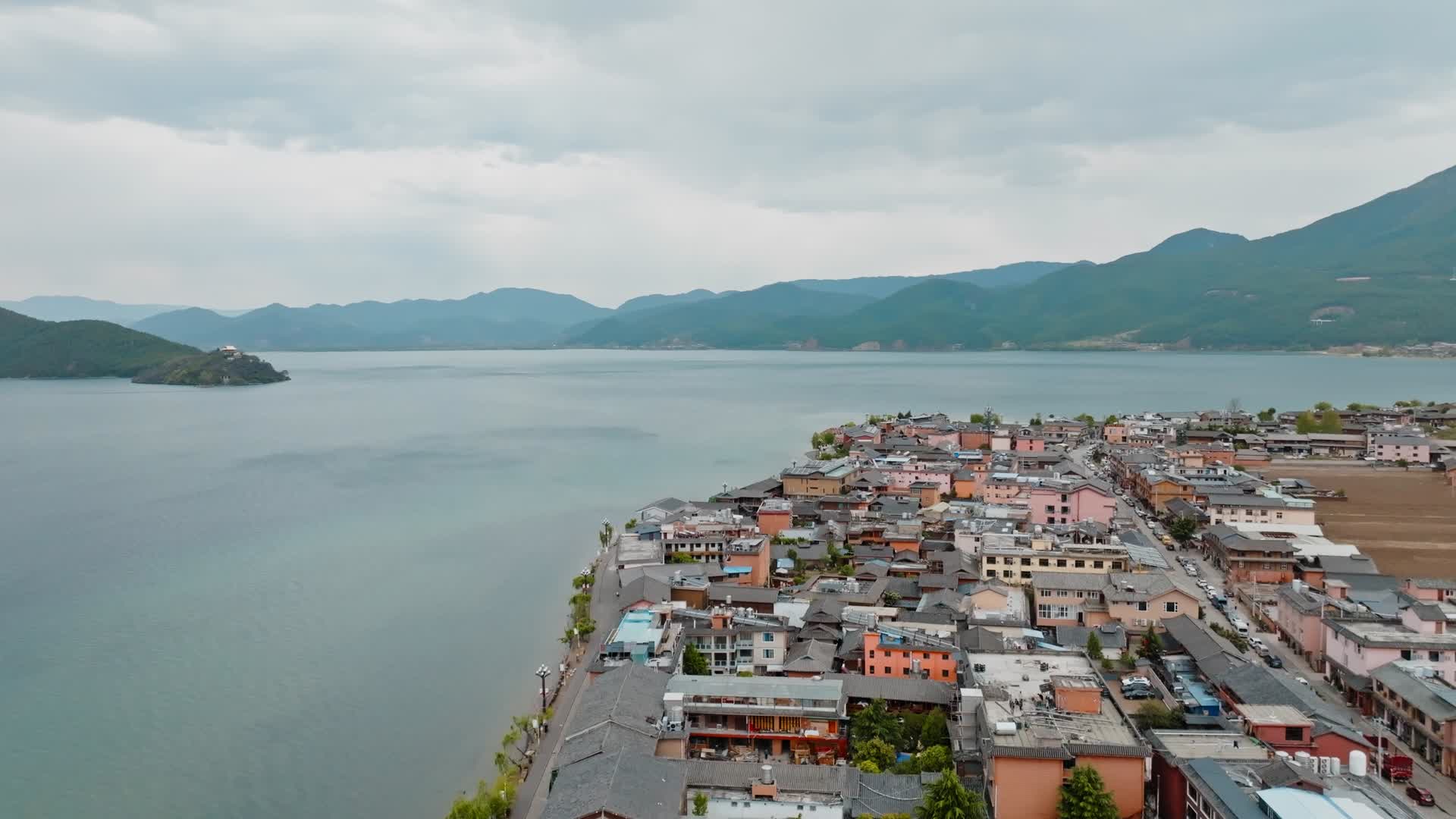 云南丽江泸沽湖落水村普米族村落码头航拍视频的预览图