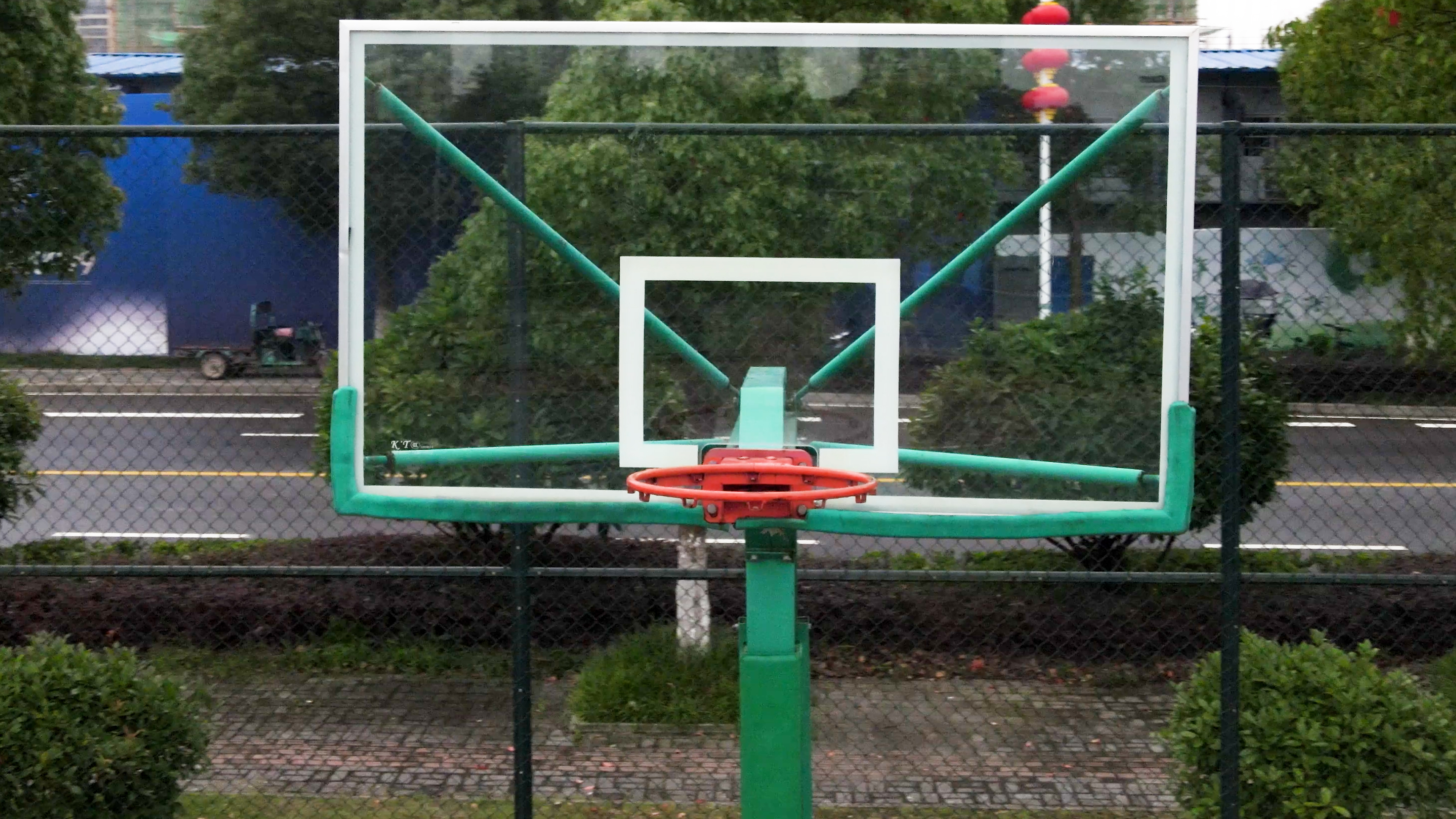 4K航拍篮球框空镜头视频的预览图