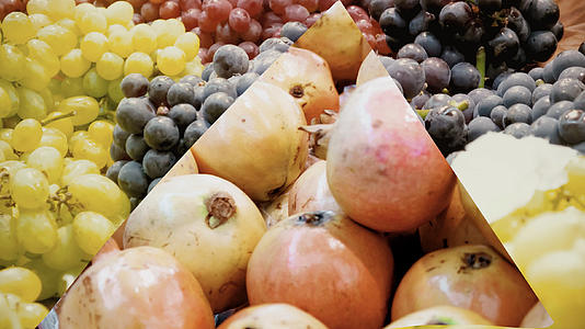 水果合集货架上的石榴葡萄视频的预览图
