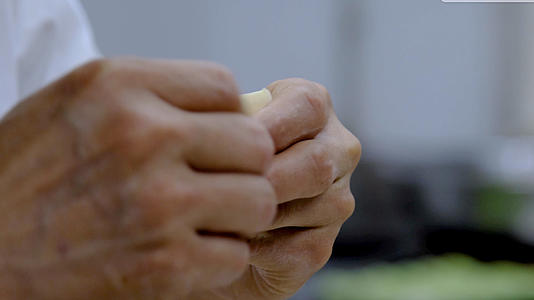 制作面食包饺子视频的预览图