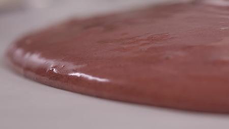 镜头合集巧克力酱巧克力奶油甜品视频的预览图