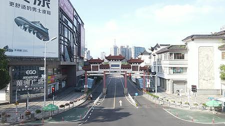 宁波府城隍庙步行街牌坊商业街4K航拍视频的预览图
