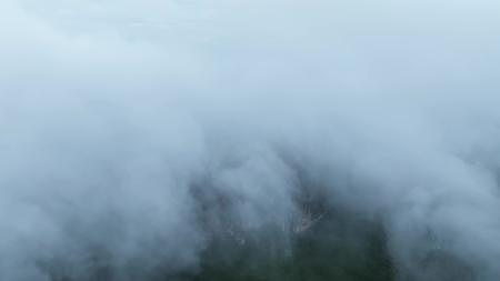 航拍山脉间的云海涌动视频的预览图