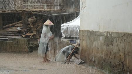 夏季山洪大水冲垮道路村民修路视频的预览图