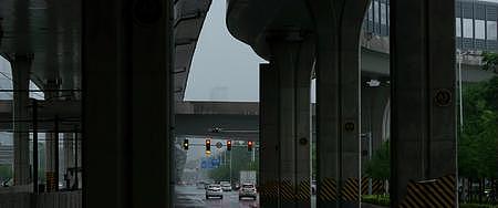 城市高架桥下雨天汽车和行人视频的预览图