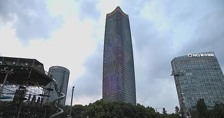 8K实拍上海白玉兰广场大厦高楼视频的预览图