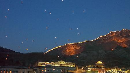 长城夜景与放飞的孔明灯视频的预览图