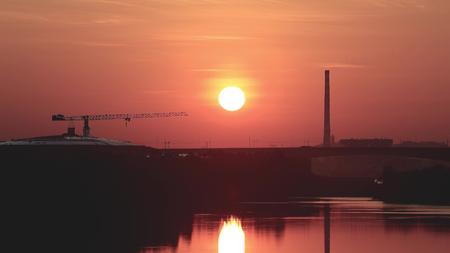4K清晨太阳从桥梁楼房后升起实拍延时视频的预览图