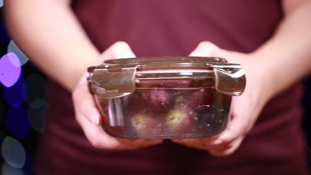 镜头合集密封饭盒清洗葡萄的方法视频的预览图