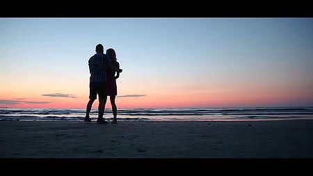 傍晚海滩沙滩上一对情侣拥抱求婚视频的预览图