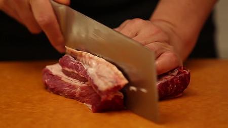 镜头合集大厨切牛腩炖牛肉视频的预览图