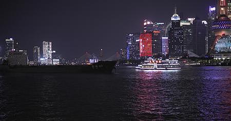 上海外滩黄浦江陆家嘴8K夜景人流实拍视频的预览图