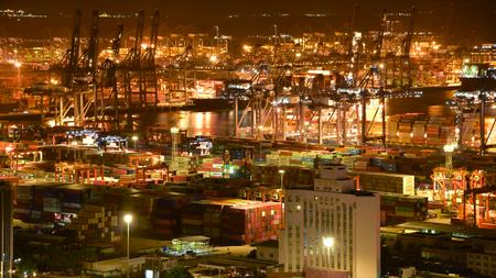 4K夜色下繁忙的深圳盐田港延时摄影视频的预览图