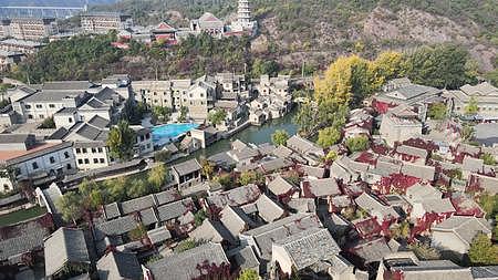 秋季北京古北水镇古镇航拍视频的预览图