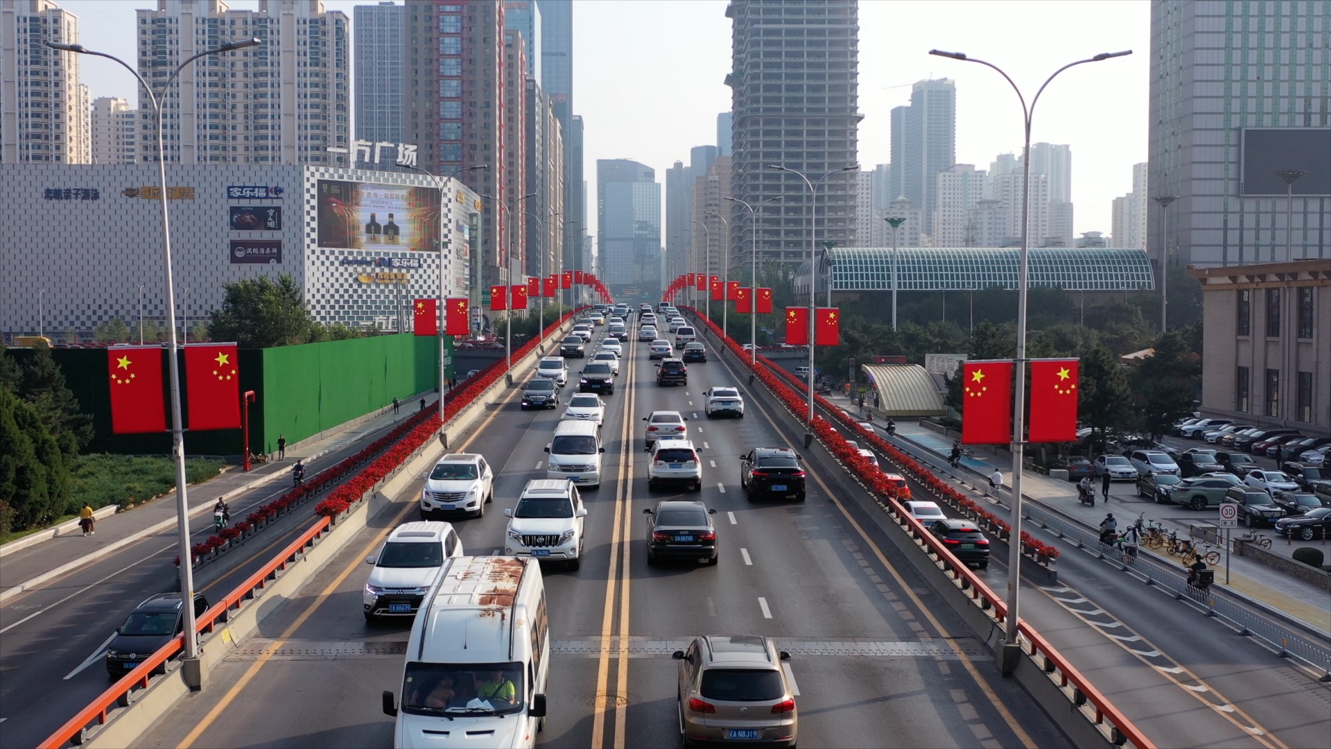 国庆国庆氛围城市道路红旗飘扬视频的预览图