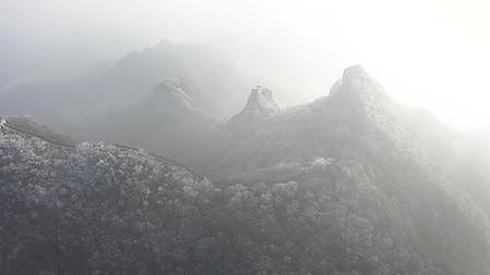 北京箭扣长城雾凇雪景雪后的长城视频的预览图