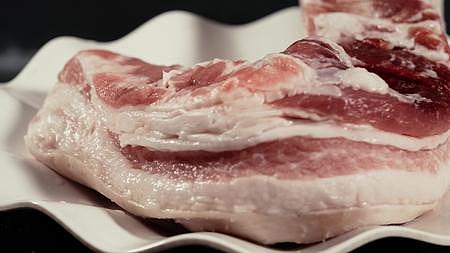 4k实拍美食切猪肉切片视频的预览图