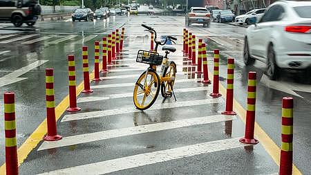 共享单车雨中街角路边视频的预览图