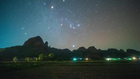 8K桂林丹霞地貌星空星轨延时视频的预览图