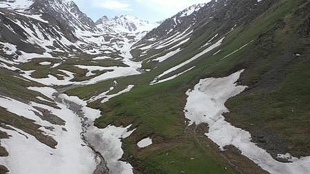 新疆维吾尔自治区伊犁哈萨克自治州雪山航拍视频的预览图