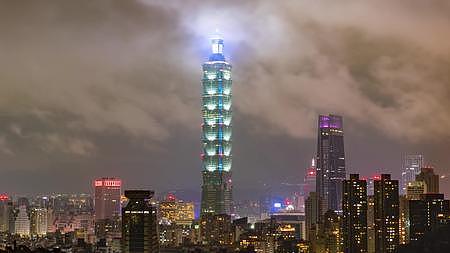 4K航拍台湾省台北市夜景台北天文台视频的预览图