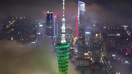 广州塔雨雾天气夜景航拍视频的预览图