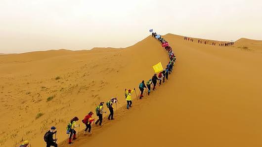 沙漠徒步团队旅行视频的预览图