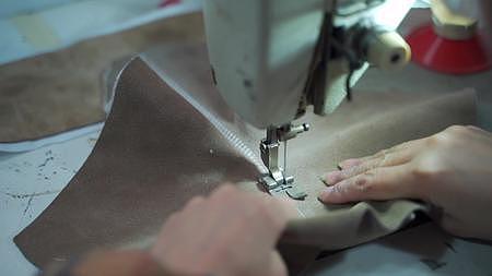鞋子制造手工厂女鞋高跟鞋手工针车高清实拍视频的预览图