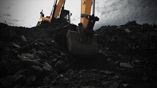 挖掘机挖煤开山掘进拓石视频的预览图