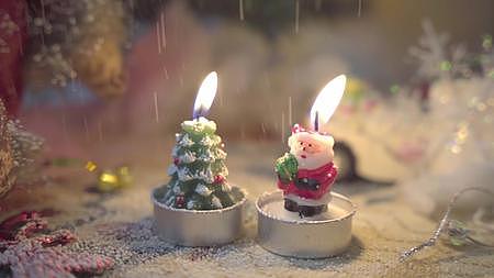 纷雪中蜡烛摇曳饰品落雪圣诞节装饰视频的预览图