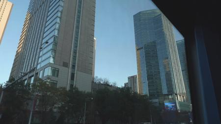 公交车窗外公交车外景路上城市风景视频的预览图