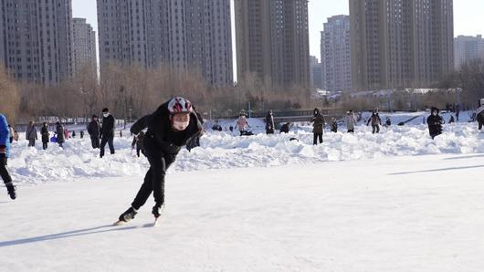 冰上运动溜冰陀螺冬季娱乐哈尔滨视频的预览图