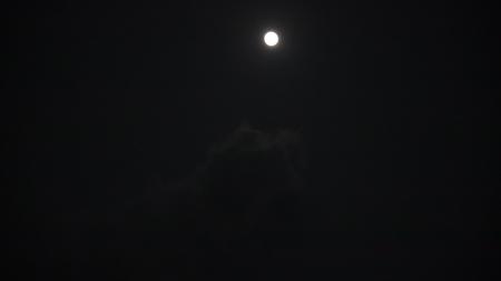 云层里的月亮视频的预览图