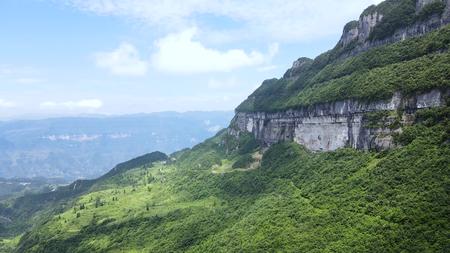 贵州柏芷山悬崖航拍视频的预览图