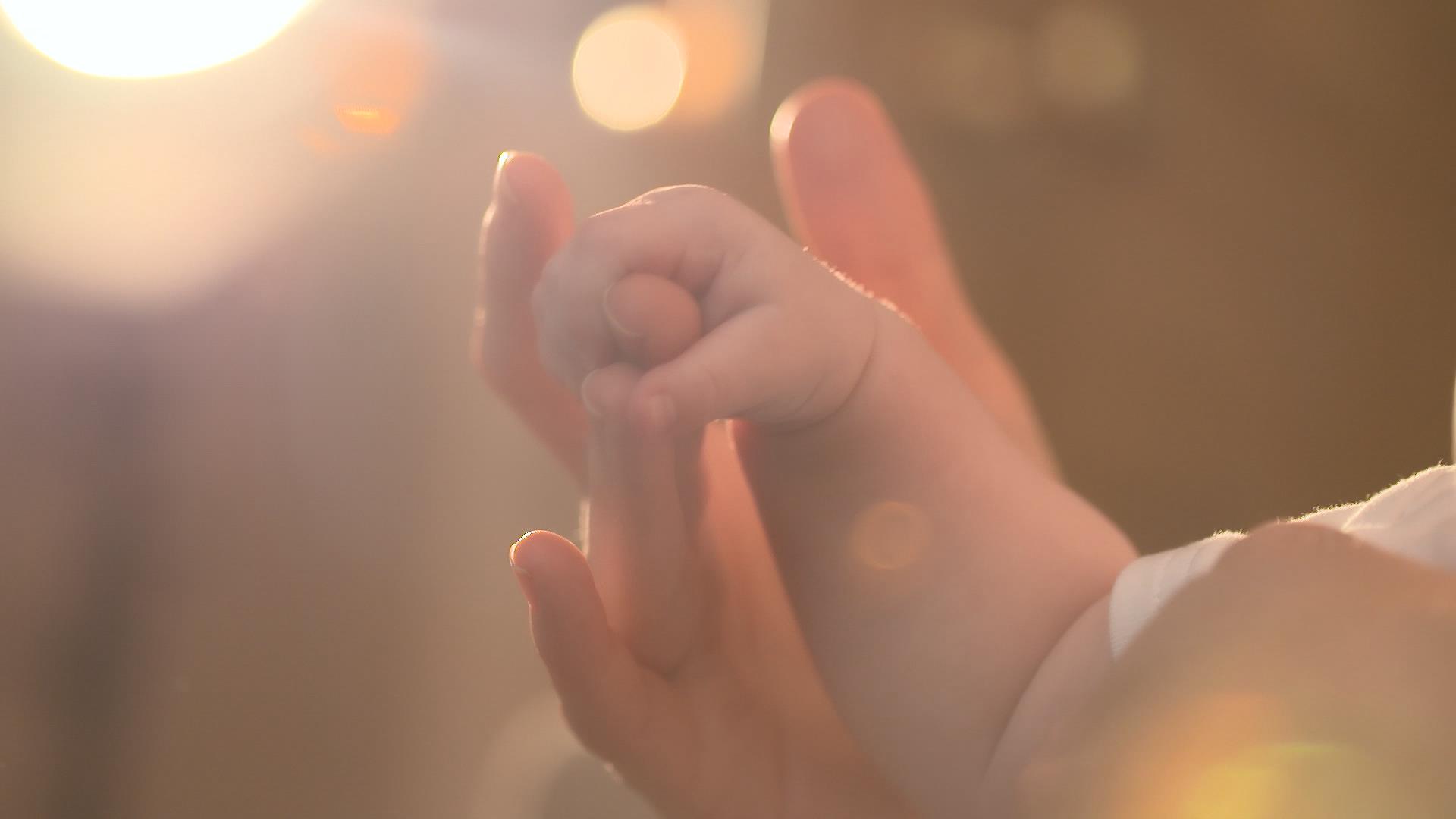 婴儿的手视频的预览图