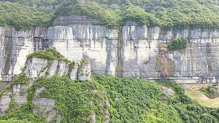 贵州柏芷山悬崖绝壁航拍视频的预览图