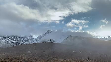 雪山云雾延时摄影视频的预览图