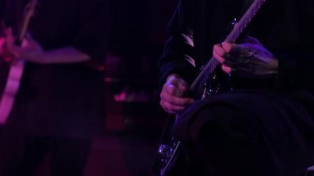 酒吧舞台电吉他电贝斯演奏特写空境视频的预览图