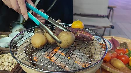 冬季围炉喝茶烤红薯集市视频的预览图