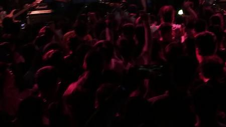酒吧舞台人群灯光人潮视频的预览图