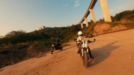 穿越机摩托车环绕拍摄视频的预览图