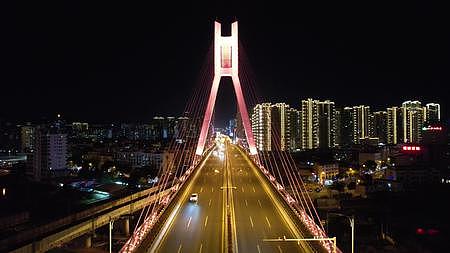 大疆御Air2S航拍夜景龙岩大桥视频的预览图