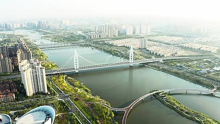4K航拍西安灞河元朔大桥视频的预览图