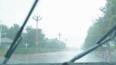 下雨天开车走在路上4k高清视频的预览图