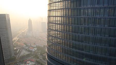航拍上海中心大厦在建中视频的预览图