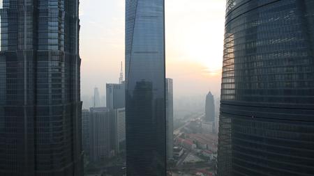 航拍在建中的上海中心大厦视频的预览图