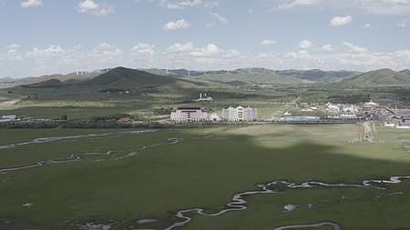 航拍晴空草原空镜视频的预览图
