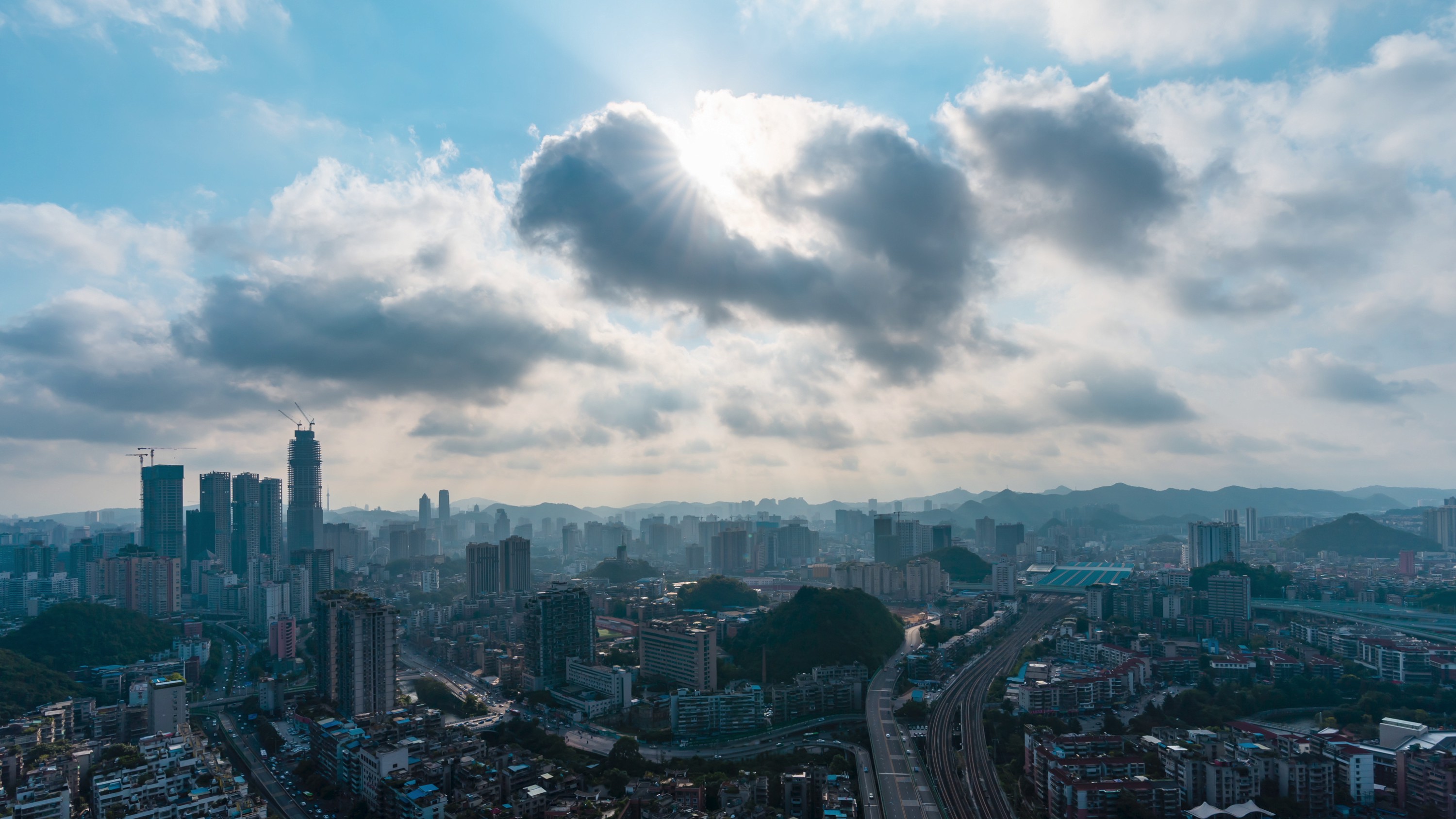 延时贵阳城市上空早晨太阳光透过云层视频的预览图