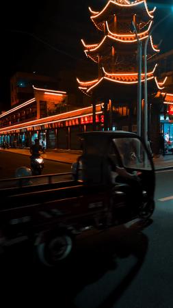 4K信阳老街道夜景竖屏实拍视频的预览图