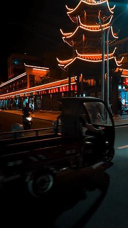 4K信阳老街道夜景竖屏实拍视频的预览图
